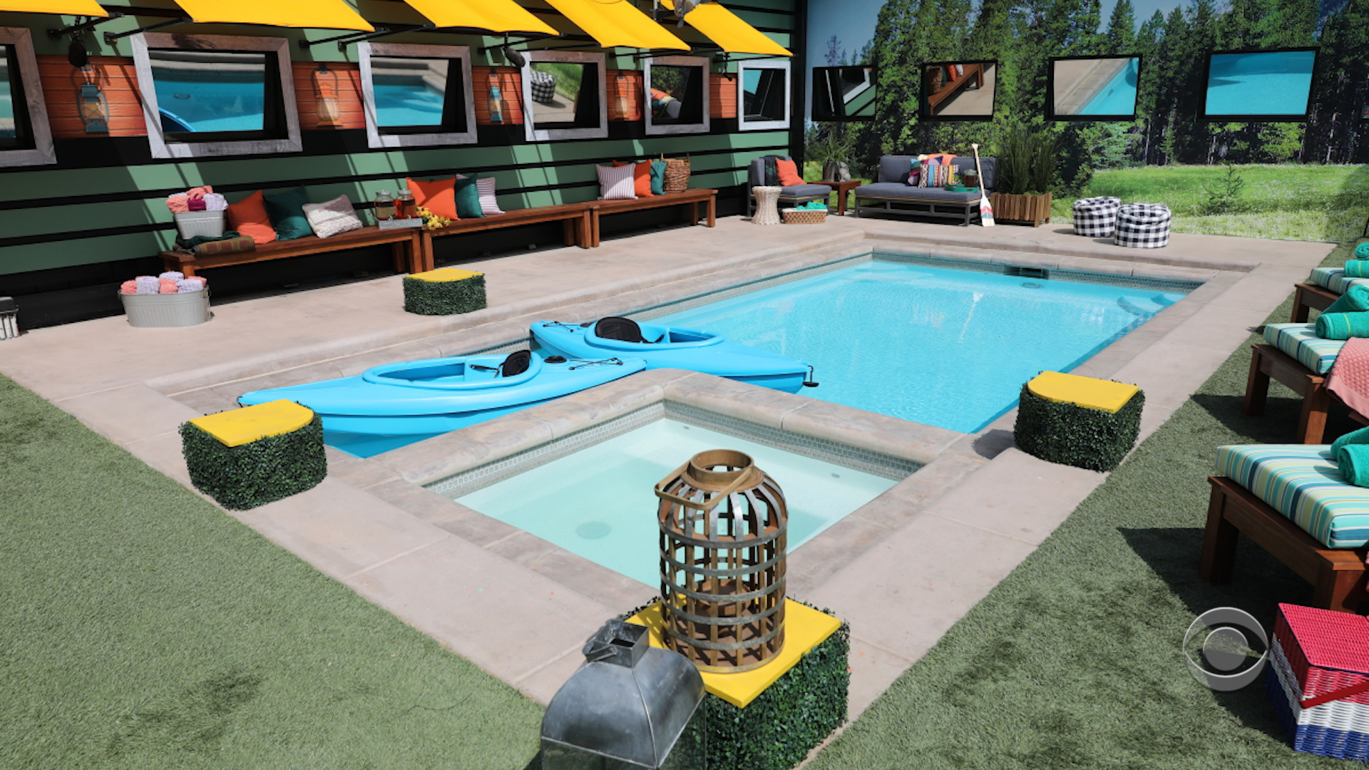 Big Brother 3 - Swimming pool and canoes