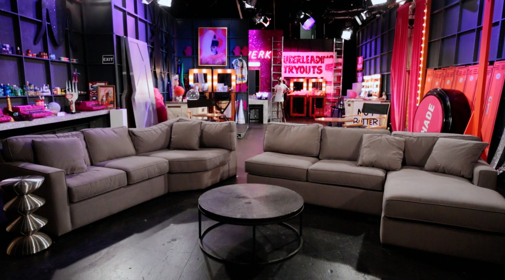 Ru Pauls Drag Race 4 - Seating area